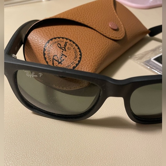 Authentic Black Ray Bans with case - Picture 3 of 8